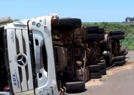 CARRETA CARREGADA COM 50 TONELADAS DE FERTILIZANTE TOMBA NA BR-163 APÓS COLISÃO