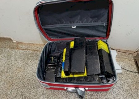 POLÍCIA APREENDE MACONHA EM MALA COM MULHER EM QUARTO DE HOTEL