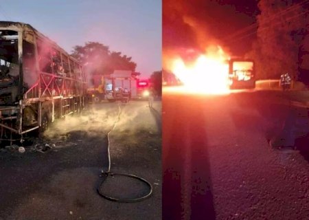 ÔNIBUS PEGA FOGO DURANTE A MADRUGADA NO PÁTIO DA PMA