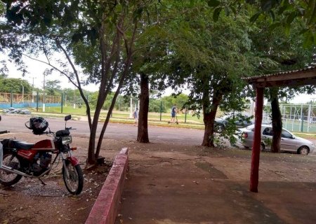 USUÁRIOS DE PATINETES DISPUTAM ESPAÇO COM CARROS