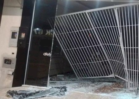 LADRÕES ARROMBAM FACHADA DE COMÉRCIO COM PICAPE E FURTAM R$ 15 MIL EM JOIAS