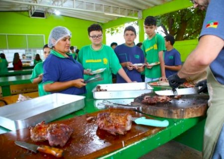 A CADA META BATIDA, ESTUDANTES DE ESCOLA DA REDE ESTADUAL GANHAM CHURRASCO COMO PRÊMIO