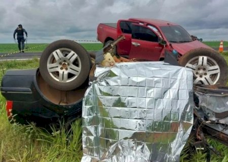 COLISÃO ENTRE CARRO E CAMINHONETE DEIXA HOMEM MORTO NA MS-306