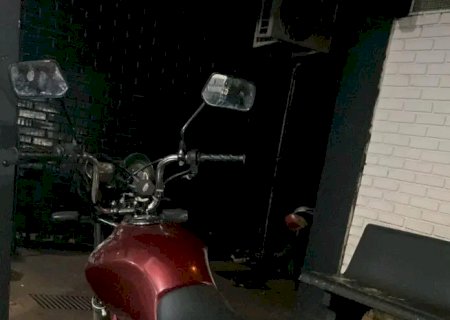 POLÍCIA MILITAR RECUPERA MOTOCICLETA FURTADA E DETÉM SUSPEITO EM DOURADOS