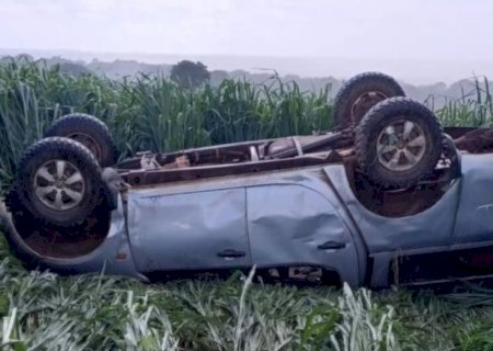 MOTORISTA TENTA FAZER ULTRAPASSAGEM E CAPOTA CAMINHONETE NA BR-163