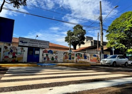 PREFEITURA DE DOURADOS REVITALIZA SINALIZAÇÃO EM RUAS PERTO DE ESCOLAS PARA A VOLTA ÀS AULAS