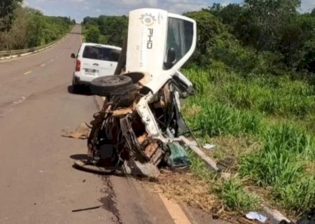 MOTORISTA MORRE AO BATER CARRO DE FRENTE COM CARRETA NA MS-040