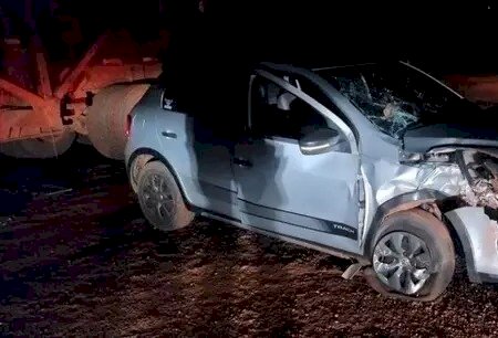 JOVEM É SOCORRIDO EM ESTADO GRAVE APÓS BATER EM CAMINHÃO