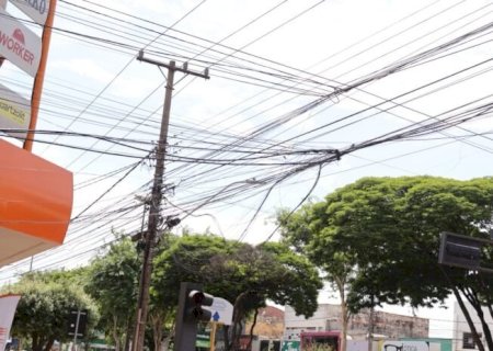 PREFEITURA DE DOURADOS ACIONA OPERADORAS CONTRA EMARANHADOS DE FIOS NOS POSTES
