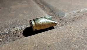 FORAGIDO DA JUSTIÇA É BALEADO TRÊS VEZES POR DUPLA EM CARRO