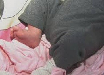 BÊBADA E FORAGIDA, MÃE É PRESA APÓS CAIR NA RUA E VOMITAR COM FILHA DE 3 MESES