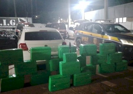 POLÍCIA RECUPERA VEÍCULO FURTADO E APREENDE 373 KG DE MACONHA NA BR-267