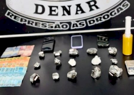 POLÍCIA FECHA CENTRO DE DISTRIBUIÇÃO DE DROGAS PARA 'BIQUEIRAS' E PRENDE DOIS POR TRÁFICO