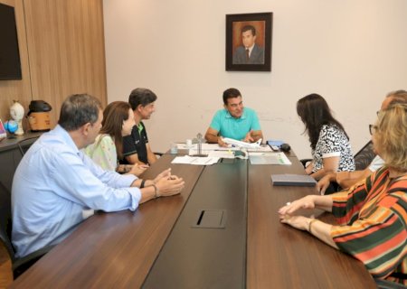 PREFEITO RECEBE DIRETORIA DO HOSPITAL DE AMOR E DEFENDE ATENDIMENTO HUMANIZADO