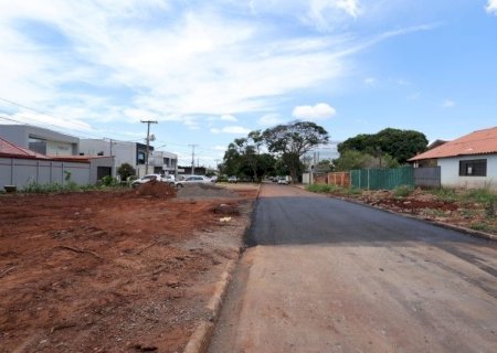 PREFEITURA RECUPERA ASFALTO DANIFICADO POR QUEDA DE SERINGUEIRA