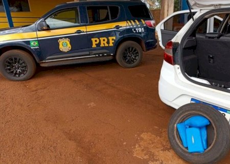 HOMEM É PRESO APÓS SER FLAGRADO COM TABLETES DE COCAÍNA ESCONDIDOS DENTRO DE PNEU DE CARRO