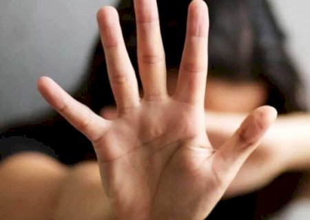 HOMEM DESCUMPRE MEDIDA PROTETIVA E AGRIDE MULHER COM GOLPES DE MADEIRA