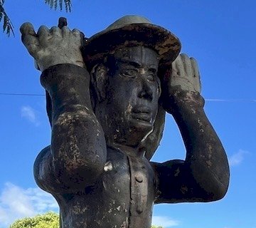 ESTÁTUA DO ERVATEIRO CORRE RISCO DE CAIR NO MEIO DA RUA