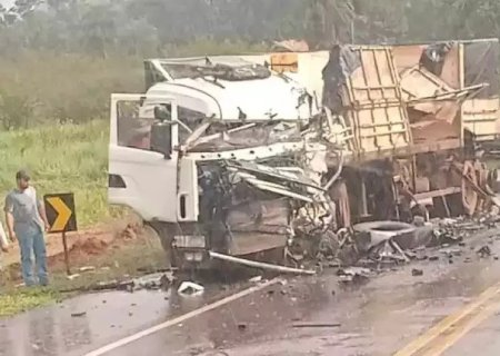 COLISÃO ENTRE VEÍCULOS DEIXA VÍTIMAS PRESAS ÀS FERRAGENS E UM MORTO