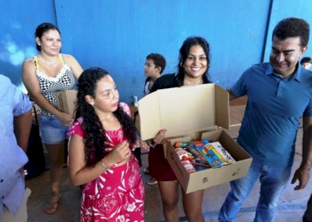 PAIS E ALUNOS SE EMOCIONAM AO RECEBER KIT ESCOLAR NO PRIMEIRO DIA DE AULA
