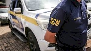 ADOLESCENTE TRANCA PORTA PARA EVITAR SER ESPANCADO PELO PAI BÊBADO