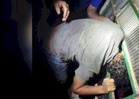 LADRÃO FICA PRESO NA JANELA DE CASA E ACABA PRESO