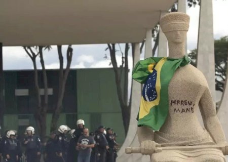 STF SUSPENDE JULGAMENTO DE MULHER QUE PICHOU 'PERDEU, MANÉ' EM ESTÁTUA