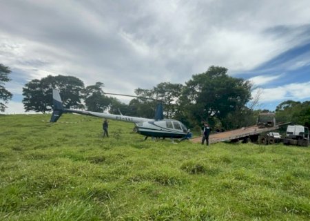 HELICÓPTERO RECUPERADO NA FRONTEIRA É LEVADO PARA HANGAR DA POLÍCIA NA CAPITAL