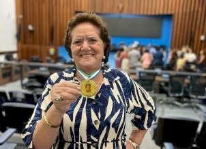 ÉDIA LAZZARINI É HOMENAGEADA NA ALEMS PELA VIDA DEDICADA AO ARTESANATO PROFISSIONAL