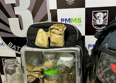 FORÇA TÁTICA APREENDE DROGAS E PRENDE FORAGIDO EM DOURADOS
