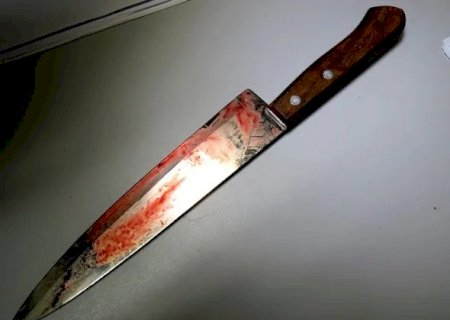 HOMEM BATE E DÁ FACADAS NAS NÁDEGAS DA COMPANHEIRA E ALEGA ‘CIÚMES’