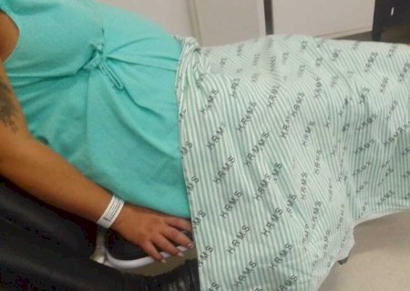GESTANTES DORMEM EM CADEIRAS QUEBRADAS POR FALTA DE LEITOS NO HOSPITAL REGIONAL