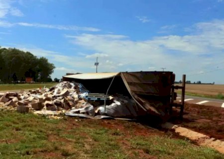 CARRETA CARREGADA COM ÓLEO VEGETAL TOMBA NO RODOANEL DA MS-306