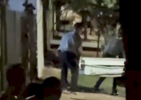 HOMEM É ASSASSINADO A TIROS E IRMÃ VÊ PISTOLEIRO FUGINDO COM ARMA NA MÃO