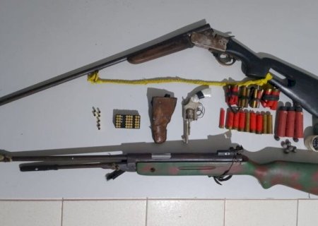 HOMEM É PRESO POR PORTE IRREGULAR DE ARMA DE FOGO E SUSPEITA DE MANTER FILHA EM CÁRCERE PRIVADO