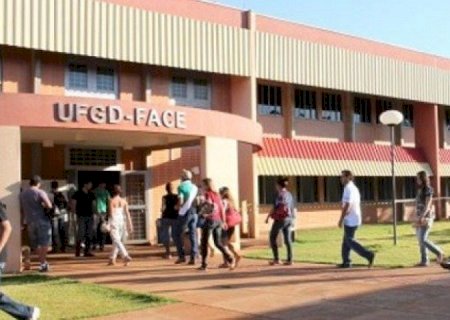 ACADÊMICAS MÃES PODEM PEDIR AJUDA FINANCEIRA PARA CONTINUAR ESTUDANDO