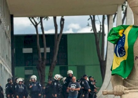 MULHER QUE PICHOU ESTÁTUA DO STF DEIXA PRISÃO