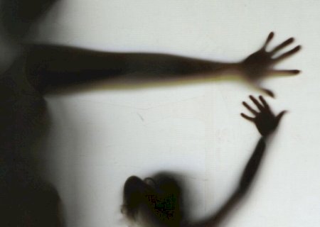 PAI FORÇA FILHA DE 14 ANOS A CHEIRAR ‘PÓ BRANCO’, ESTUPRA MENINA