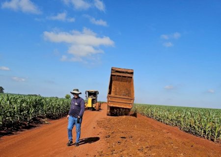 PREFEITURA INTENSIFICA PATROLAMENTO E CASCALHAMENTO DE ESTRADAS RURAIS DE DOURADOS