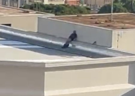 VÍDEO MOSTRA HOMEM SE MASTURBANDO NO TETO DO FÓRUM DA CAPITAL