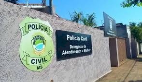 JOVEM É PRESO POR AGREDIR TIA COM MADEIRADA E AMEAÇÁ-LA DE MORTE DURANTE BRIGA POR DINHEIRO