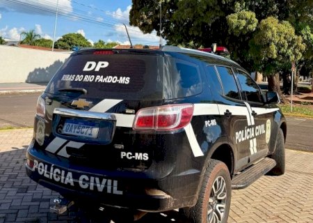 DURANTE BEBEDEIRA, HOMEM ARREMESSA FACA E FERE COMPANHEIRA NAS COSTAS