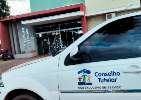 MÃE É PRESA POR DEIXAR TRÊS FILHOS TRANCADOS EM CASA PARA IR NO CARNAVAL