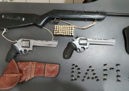 HOMEM É PRESO POR DESCUMPRIR MEDIDA PROTETIVA E ARMAS SÃO APREENDIDAS