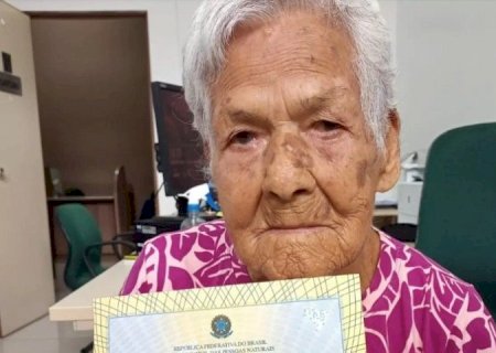 AOS 99 ANOS, DONA ANALIA OBTÉM SEGUNDA VIA DA CERTIDÃO DE NASCIMENTO