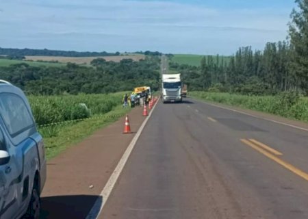 MULHER MORRE APÓS CAMINHONETE BATER NA TRASEIRA DE CAMINHÃO