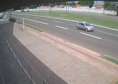 JOVEM PERDE MALA QUE ESTAVA EM CARROCERIA DE CAMINHONETE