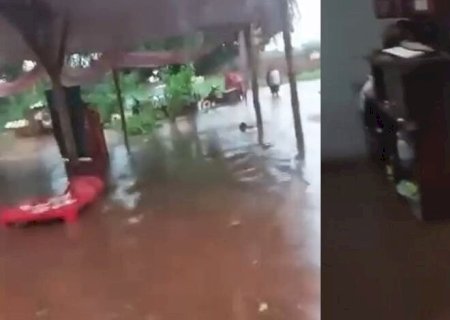 APÓS FORTES CHUVAS, ENXURRADA INVADE CASAS, RODOVIÁRIA E RUAS EM DOURADOS