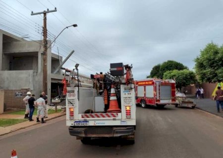 TRABALHADOR É ELETROCUTADO AO ENCOSTAR EM CALHA DE METAL DE ALTA TENSÃO