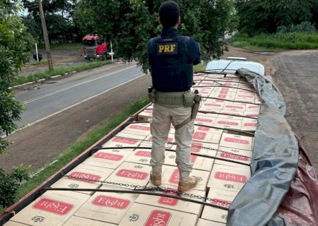 PRF INTERCEPTA CAMINHÃO COM 40 MIL PACOTES DE CIGARRO PARAGUAIO NA MS-141